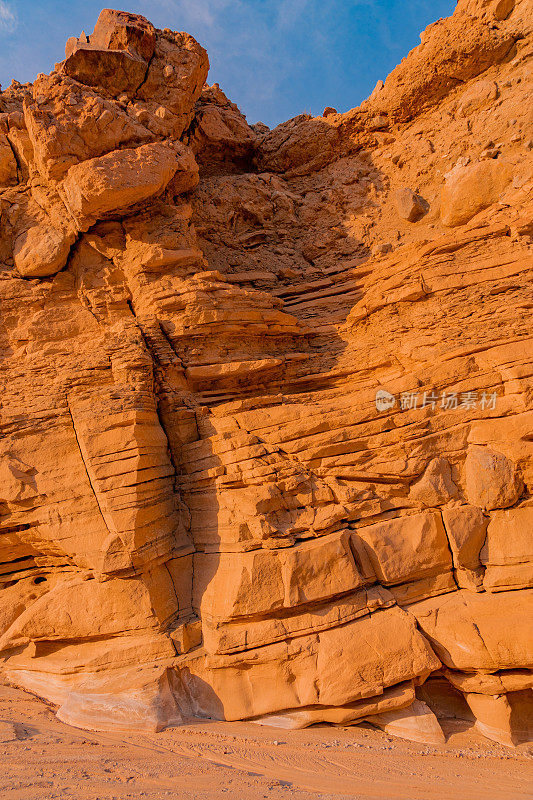 Anza Borrego沙漠红色岩壁和土路(P)